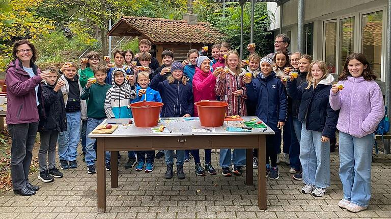 Prost: Gemeinsam mit Rektorin Kristina Kurz und Lehrer Martin Schwab stoßen die Schülerinnen und Schüler der AKG-Schulgarten-Gruppe auf ihren selbst gepressten Apfelsaft an. Prost: Gemeinsam mit Rektorin Kristina Kurz und Lehrer Martin Schwab stoßen die Schülerinnen und Schüler der AKG-Schulgarten-Gruppe auf ihren selbst gepressten Apfelsaft an.