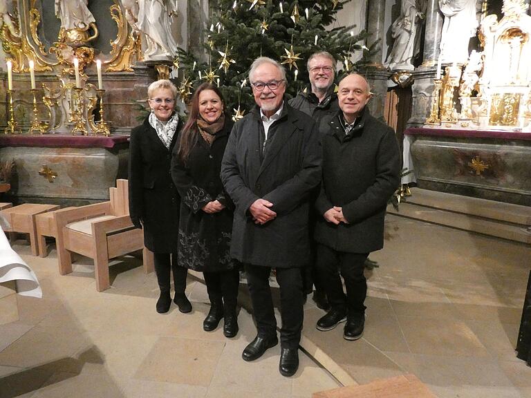 Michaela Ries, Priscilla MacDonald, Karl-Heinz Gerhardt, Stefan Ullrich und Christopher Kuhn gestalteten das Adventskonzert des GSV Grettstadt in der bestens besuchten Pfarrkirche St. Peter und Paul. Michaela Ries, Priscilla MacDonald, Karl-Heinz Gerhardt, Stefan Ullrich und Christopher Kuhn gestalteten das Adventskonzert des GSV Grettstadt in der bestens besuchten Pfarrkirche St. Peter und Paul.