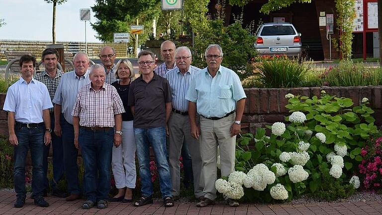 Anerkennung und Dank an die amtierenden Mitglieder der Vorstandschaft der Teilnehmergemeinschaft Dorferneuerung Hasloch-Hasselberg. Von links: Franz-Josef Lang vom Amt für ländliche Entwicklung, Günter Tretter, Gerhard Obersberger, Walter Staub, Gerhard Fünkner, Inge Elter, Gerhard Rüster, Dietmar Maier, Rudolf Kopp und Bürgermeister Karl-Heinz Schöffer am Dorfplatz in Hasselberg.