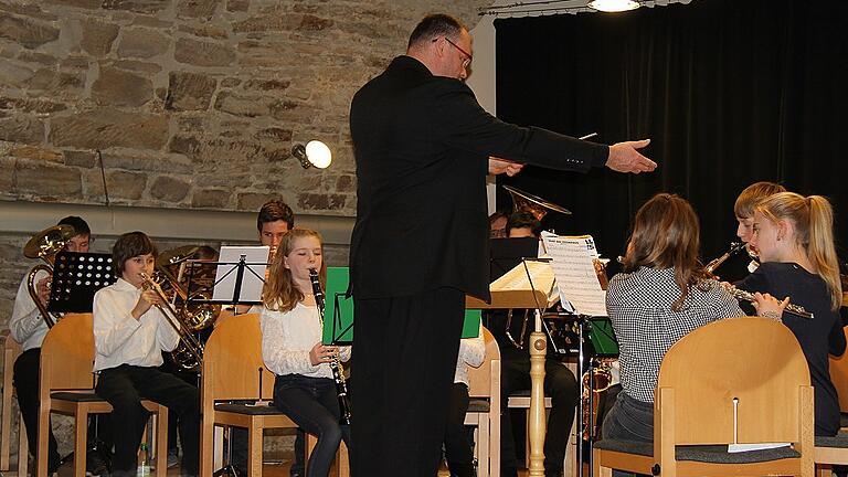 Das „Jugendblasorchester Hofheimer Land” entstand aus den Bläserklassen des Musik-Bahnhofs Gädheim und gilt als eines der Aushängeschilder der Musikschule. Das Foto entstand Ende Februar beim ersten Konzerts der Jungbläser unter der Leitung von Armin Schuler im Rügheimer Schüttbau. Das „Jugendblasorchester Hofheimer Land” entstand aus den Bläserklassen des Musik-Bahnhofs Gädheim und gilt als eines der Aushängeschilder der Musikschule. Das Foto entstand Ende Februar beim ersten Konzerts der Jungbläser unter der Leitung von Armin Schuler im Rügheimer Schüttbau.