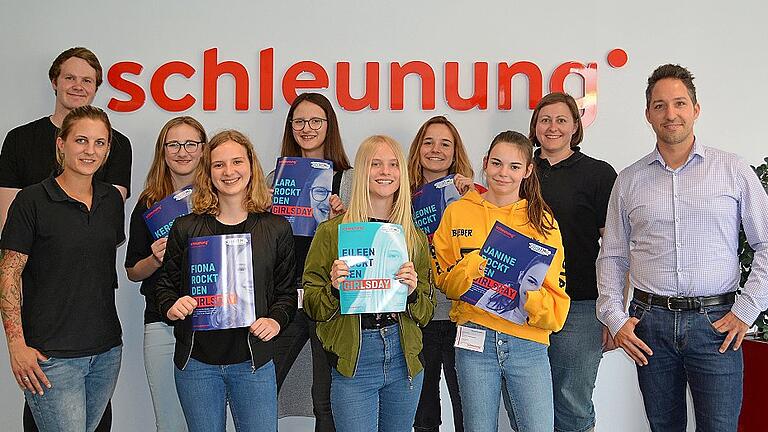 Beim diesjährigen Mädchen-Zukunftstag bei Schleunung stellten die Teilnehmerinnen eigenhändig einen Collegeblock, eine Urkunde und eine Broschüre her. Über die Ausbildung im Betrieb informierten (von links) die Ausbildenden Julia Rummel, Ute Weinberner, Julian Eble, Azubi Julius Rudolph (links hinten) sowie Katja Herrmann und Andrea Mühl (nicht auf dem Bild).