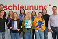 Beim diesjährigen Mädchen-Zukunftstag bei Schleunung stellten die Teilnehmerinnen eigenhändig einen Collegeblock, eine Urkunde und eine Broschüre her. Über die Ausbildung im Betrieb informierten (von links) die Ausbildenden Julia Rummel, Ute Weinberner, Julian Eble, Azubi Julius Rudolph (links hinten) sowie Katja Herrmann und Andrea Mühl (nicht auf dem Bild).