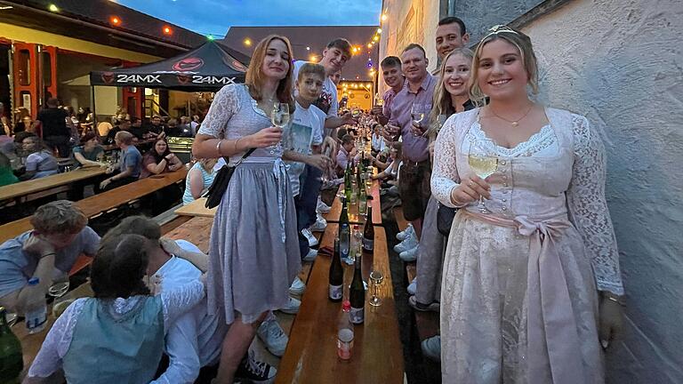 Weinprinzessin Anna Hegwein (rechts) eröffnete das 34. Markt Nordheimer Straßenweinfest im Beisein vieler Hoheiten und Weingenießenden.