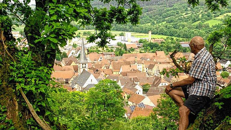 In die schützenswerte Landschaft des Taubertals ist Röttingen eingebettet. Die Idylle hat allerdings ihren Preis für die stadtbauliche Entwicklung des Ortes.