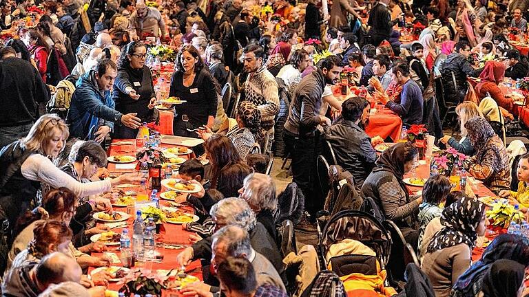 Sant'Egidio-Weihnachtsfest - Um die tausend Gäste feierten am Sonntag in der Posthalle ein festliches Weihnachtsessen. Die Gemeinschaft Sant'Egidio hatte Flüchtlinge, Ausländer, alte wie junge Menschen, Obdachlose und viele andere zu dem alljährlichen Fest am zweiten Weihnachtsfeiertag eingeladen. Sant'Egidio-Weihnachtsfest - Um die tausend Gäste feierten am Sonntag in der Posthalle ein festliches Weihnachtsessen. Die Gemeinschaft Sant'Egidio hatte Flüchtlinge, Ausländer, alte wie junge Menschen, Obdachlose und viele andere zu dem alljährlichen Fest am zweiten Weihnachtsfeiertag eingeladen.