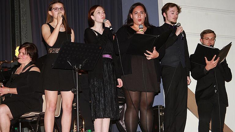 Mit &bdquo;Purple Rain&ldquo; begeisterte diese junge Gesangsgruppe beim Frühjahrskonzert der Stadtkapelle Eltmann.