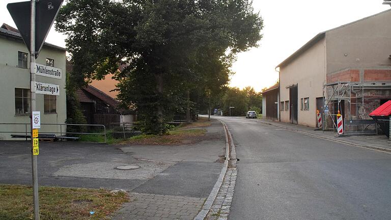 Normalerweise ist in der Mühlenstraße genügend Platz zum Parken. Doch zur Weinstubenzeit gibt es für landwirtschaftliche Großgeräte oftmals kein Durchkommen mehr. Normalerweise ist in der Mühlenstraße genügend Platz zum Parken. Doch zur Weinstubenzeit gibt es für landwirtschaftliche Großgeräte oftmals kein Durchkommen mehr.