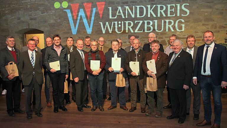 Gruppenfoto mit den Geehrten für 25 Jahre aktiven Dienst als 'Siebener'. Gruppenfoto mit den Geehrten für 25 Jahre aktiven Dienst als 'Siebener'.