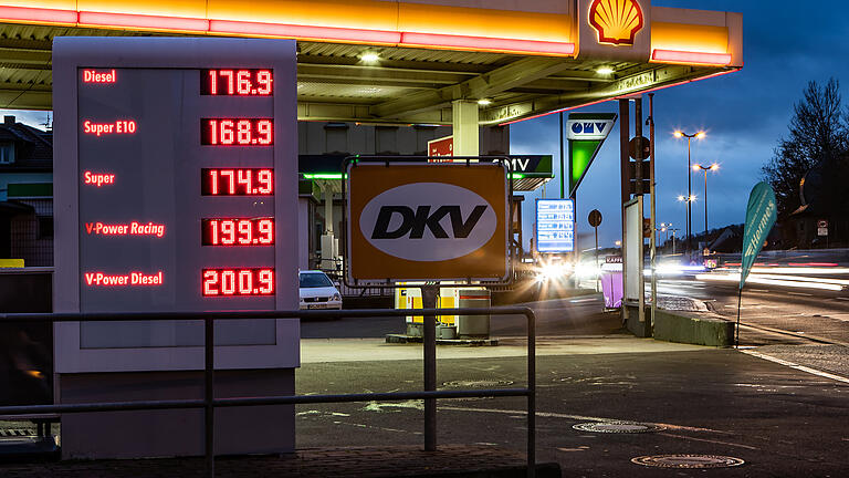 Ansicht der Anzeigetafel der Benzinpreise von der Shell Tankstelle am Europastern am 09.01.23 in Würzburg. Ansicht der Anzeigetafel der Benzinpreise von der Shell Tankstelle am Europastern am 09.01.23 in Würzburg.