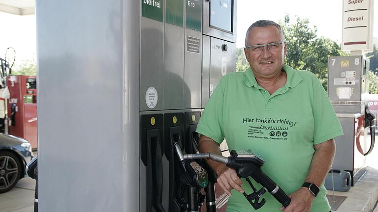 Karlheinz Schüßler von der Tankstelle Hartmann in Oberleichtersbach würde den Kraftstoff lieber billiger verkaufen. Das darf er nicht selbst bestimmen. - Karlheinz Schüßler von der Tankstelle Hartmann in Oberleichtersbach fürchtet, dass die Baustelle am Hammelburger Berg sein Geschäft gefährdet. Karlheinz Schüßler von der Tankstelle Hartmann in Oberleichtersbach würde den Kraftstoff lieber billiger verkaufen. Das darf er nicht selbst bestimmen. - Karlheinz Schüßler von der Tankstelle Hartmann in Oberleichtersbach fürchtet, dass die Baustelle am Hammelburger Berg sein Geschäft gefährdet.