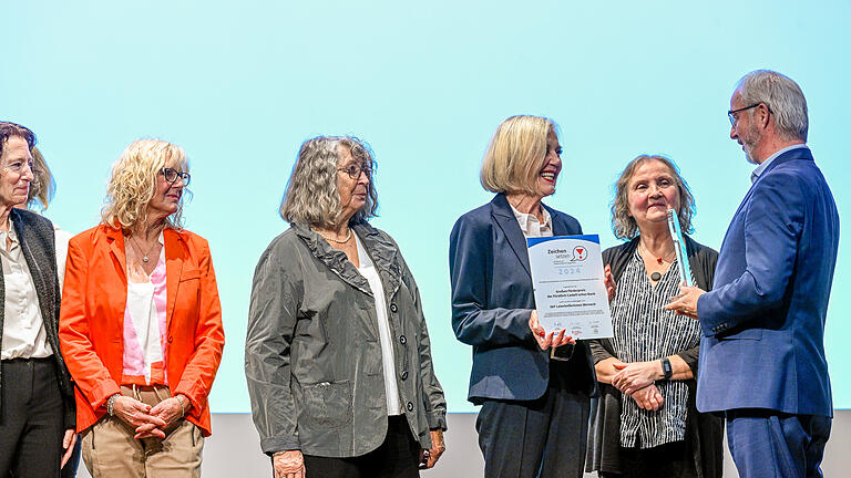 Im Rahmen einer Gala in den Veitshöchheimer Mainfrankensälen werden aus den 20 vorgestellten Initiativen die *fünf Preisträger* der Aktion 'Zeichen setzen' 2024 vorgestellt. Ehrengast ist VdK-Präsidentin Verena Bentele.