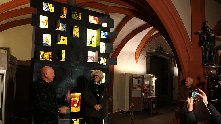 Orgelbaumeister Hans-Georg-Vleugels und  Maler Jacques Gassmann vor ihrem riesigen 'Adventskalender', der derzeit in der Kirche St. Andreas zu bestaunen ist.