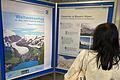 Eine Frau schaut sich die Ausstellung zum Wasserschutz im Gewölbekeller des Bismarckmuseums an.       -  Eine Frau schaut sich die Ausstellung zum Wasserschutz im Gewölbekeller des Bismarckmuseums an.