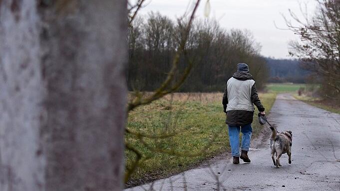Mara kennt den Weg – dreimal in der Woche wird die Tierheimhündin von Erika Isigkeit ausgeführt. Mara kennt den Weg – dreimal in der Woche wird die Tierheimhündin von Erika Isigkeit ausgeführt.