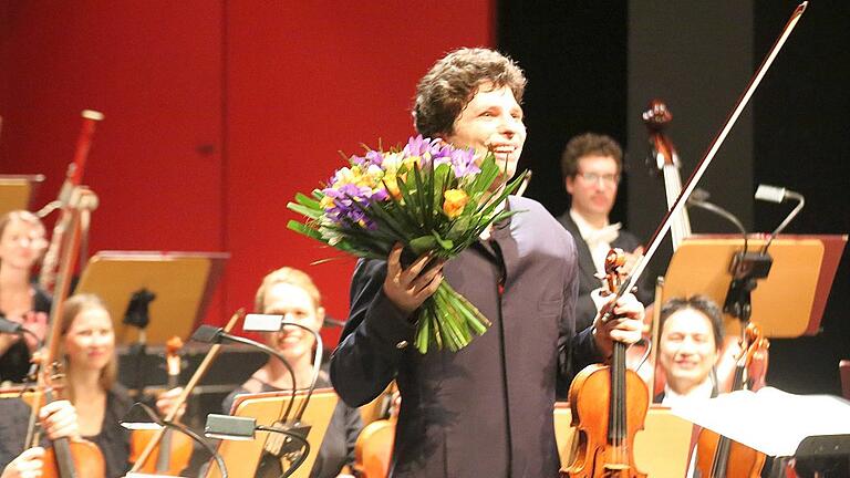 Applaus und Blumen für Augustin Hadelich nach dem Konzert im Mainfranken Theater Applaus und Blumen für Augustin Hadelich nach dem Konzert im Mainfranken Theater