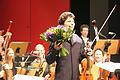Applaus und Blumen für Augustin Hadelich nach dem Konzert im Mainfranken Theater