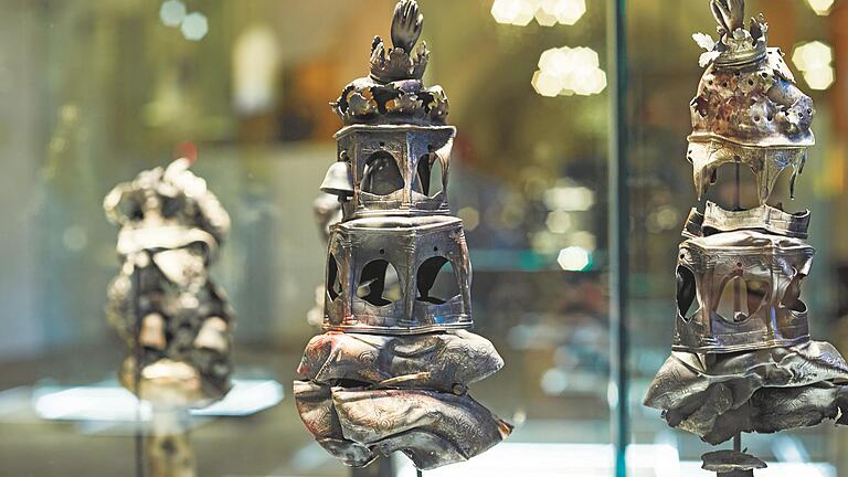 Blick in eine Vitrine in der Ausstellung 'Sieben Kisten mit jüdischem Material' im Museum für Franken in Würzburg. Blick in eine Vitrine in der Ausstellung 'Sieben Kisten mit jüdischem Material' im Museum für Franken in Würzburg.