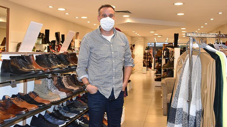 Axel Schöll, Kreisvorsitzender des Bayerischen Handelsverbandes, in seinem Schuhfachgeschäft in Schweinfurt.