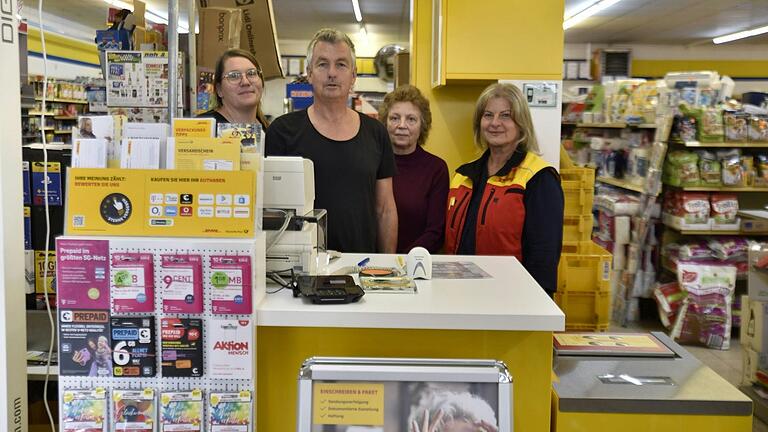 Die Mitarbeiter stehen bei Fragen zu Postleistungen zur Verfügung (von links): Corinna Hanf, Toni Pfaab, Ute Schüll und Silvia Rink, Betreuerin von der Post.