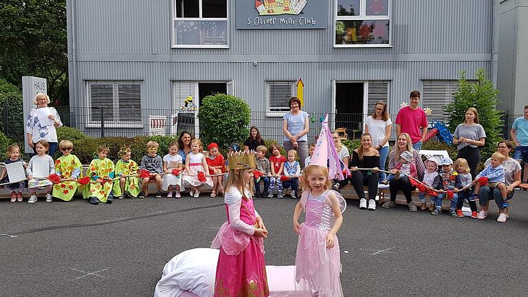 Auch das Märchen von Schneewittchen wurde beim Sommerfest des BRK-Kinderhauses „s.Oliver Mini Club“ in Rottendorf aufgeführt. Auch das Märchen von Schneewittchen wurde beim Sommerfest des BRK-Kinderhauses „s.Oliver Mini Club“ in Rottendorf aufgeführt.