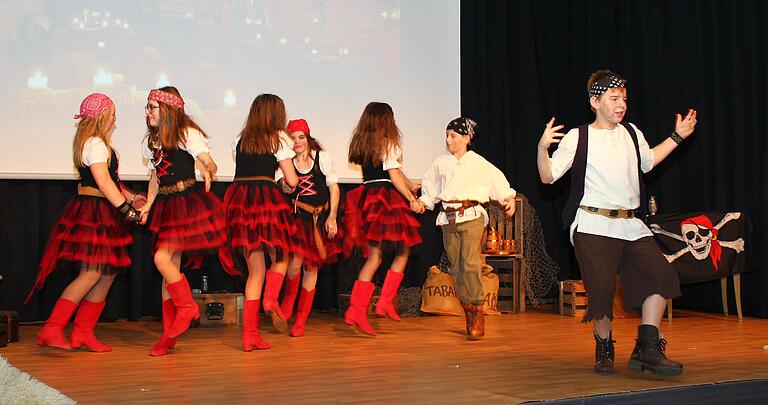 Die Stücht Kids präsentieren das Leben in einer Piratenspelunke.