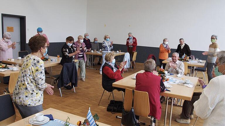 Erwin Herrlein (sitzend am Tisch, rechts) freut sich sichtlich über die Glückwünsche zum 90. Geburtstag. Bianca Volkert - Erwin Herrlein (sitzend am Tisch, rechts) freut sich sichtlich über die Glückwünsche zum 90. Geburtstag. Bianca Volkert Erwin Herrlein (sitzend am Tisch, rechts) freut sich sichtlich über die Glückwünsche zum 90. Geburtstag. Bianca Volkert - Erwin Herrlein (sitzend am Tisch, rechts) freut sich sichtlich über die Glückwünsche zum 90. Geburtstag. Bianca Volkert