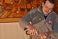 Ein Schälchen mit Bier gefüllt dient Alexander Stöhr als Lasur für die Restaurierung des Gemäldes.