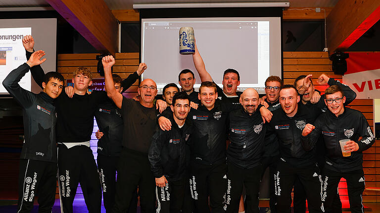 Der RSV Schonungen ist Landesliga-Meister 2022. Von links: Abdul Tileules, Nino Puhalo, Linus Gerhardt, Co-Trainer Thomas Rösner, Tim Benkert, Willi Merz, Alexandru-Vasile Mandica, Florian Doile, Tobias Hofmann, Tobias Doile, Trainer Marco Greifelt, Lucian Topf, Andreas Hümpfer, Robert Konschu und Darren Thiergärtner. Der RSV Schonungen ist Landesliga-Meister 2022. Von links: Abdul Tileules, Nino Puhalo, Linus Gerhardt, Co-Trainer Thomas Rösner, Tim Benkert, Willi Merz, Alexandru-Vasile Mandica, Florian Doile, Tobias Hofmann, Tobias Doile, Trainer Marco Greifelt, Lucian Topf, Andreas Hümpfer, Robert Konschu und Darren Thiergärtner.