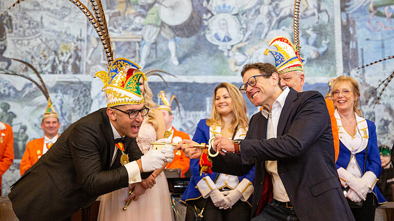 Bei der Inthronisierung am Samstag, 14. Januar 2023 des Prinzenpaars gab es traditionell einen Zug durch die Stadt Würzburg. Danach übergab Bürgermeister Heilig symbolisch den Rathausschlüssel dem Prinzenpaar im Ratssaal.