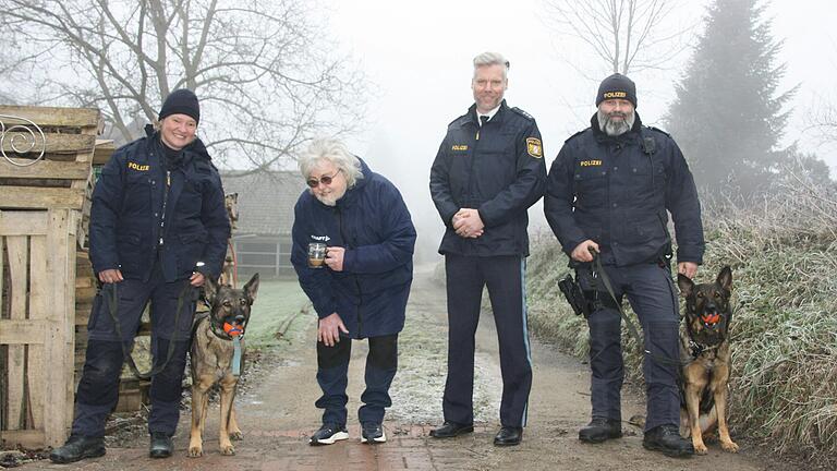 Fröhliches Wiedersehen in Wiesentheid: Gemeinsam freuen sich Polizeihundeführerin Caroline Happ mit Diensthund Wolke, Michael Fuchs, Enrico Ball (Pressesprecher der Polizei Unterfranken) und Franz-Josef Scheder (Gruppenleiter der Polizeihundeführer mit Diensthund Mac) über das Happyend bei der Suche nach Luna. Fröhliches Wiedersehen in Wiesentheid: Gemeinsam freuen sich Polizeihundeführerin Caroline Happ mit Diensthund Wolke, Michael Fuchs, Enrico Ball (Pressesprecher der Polizei Unterfranken) und Franz-Josef Scheder (Gruppenleiter der Polizeihundeführer mit Diensthund Mac) über das Happyend bei der Suche nach Luna.