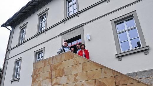 Altes Gebäude, neues Leben: 1872 erbaut, bis Ende der 1960er Jahre Schulgebäude, viele Jahre ungenutzt, wird die ehemalige Rügheimer Schule nun als Dorfgemeinschaftshaus am Samstag, 12. Juli, offiziell ihrer Bestimmung übergeben. Altes Gebäude, neues Leben: 1872 erbaut, bis Ende der 1960er Jahre Schulgebäude, viele Jahre ungenutzt, wird die ehemalige Rügheimer Schule nun als Dorfgemeinschaftshaus am Samstag, 12. Juli, offiziell ihrer Bestimmung übergeben.