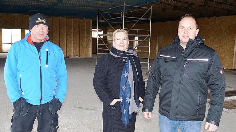 Besuch auf der Baustelle: Bauherr Mario Ziesmer (von links), Dunja Gillmore, die künftige Betreiberin des &bdquo;Café Auszeit&ldquo;, und Thomas Weidmann, Inhaber der Firma &bdquo;Planen und Bauen&ldquo;, die das Gebäude erstellt, machten sich kürzlich ein Bild vom Stand der Bauarbeiten im neuen Fitnessstudio &bdquo;Gym 18&ldquo;.