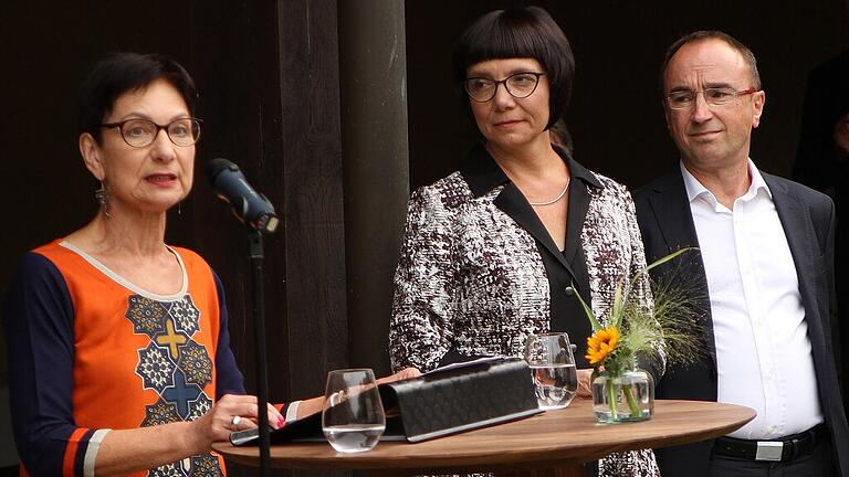 Renate Ortloff, Kulturbeauftragte des Landkreises, sowie die Schlossbesitzer Pia Praetorius und Wolfgang Kropp (von links) freuten sich über das große Interesse zur Eröffnungsfeier. Renate Ortloff, Kulturbeauftragte des Landkreises, sowie die Schlossbesitzer Pia Praetorius und Wolfgang Kropp (von links) freuten sich über das große Interesse zur Eröffnungsfeier.