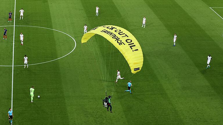 Kurz vor Beginn des EM-Vorrundenspiels Frankreich - Deutschland am Dienstababend : Ein Greenpeace-Aktivist landet auf dem Spielfeld.&nbsp;