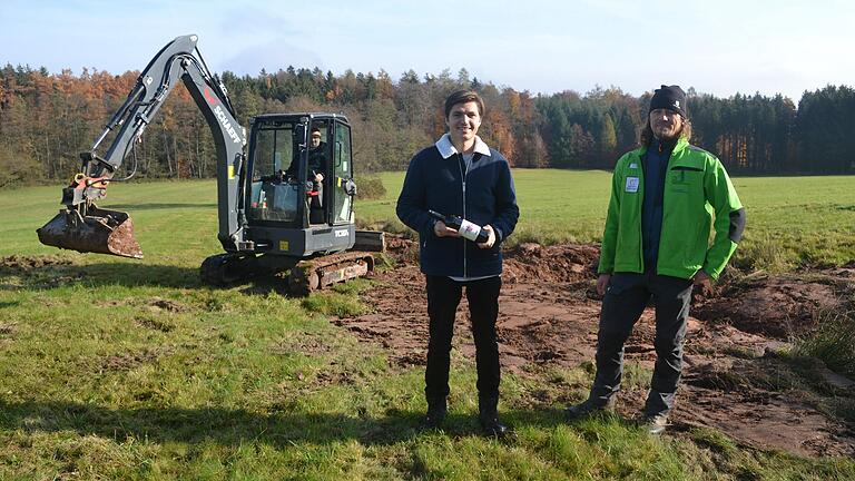 Konstantin Haßmann (links) von FairGrapes und Christian Salomon vom Naturpark Spessart begutachten die Arbeiten zum Anlegen eines Feuchtbiotops beim Margarethenhof nahe dem Hafenlohrtal. Dieses Projekt wird durch Weinverkauf von FairGrapes finanziert. Konstantin Haßmann (links) von FairGrapes und Christian Salomon vom Naturpark Spessart begutachten die Arbeiten zum Anlegen eines Feuchtbiotops beim Margarethenhof nahe dem Hafenlohrtal. Dieses Projekt wird durch Weinverkauf von FairGrapes finanziert.