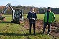 Konstantin Haßmann (links) von FairGrapes und Christian Salomon vom Naturpark Spessart begutachten die Arbeiten zum Anlegen eines Feuchtbiotops beim Margarethenhof nahe dem Hafenlohrtal. Dieses Projekt wird durch Weinverkauf von FairGrapes finanziert.