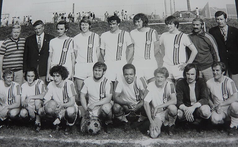 Mit dem Aufstieg in die Landesliga gelang der SG Burgsinn 1973 der größte sportliche Erfolg. Das Meisterteam: (hintere Reihe von links) Spielausschussvorsitzender Werner Krausse, Vorsitzender Ludwig Pauthner, Alfred Pauthner, Gerd Schüllermann, Arnold Kreuter, Peter Herget, Bernhard Schneider, Erwin Laudenbach, Trainer Walter Kaniber;(vordere Reihe von links) Hubert Herget, Walter Heinzel, Hans Schneider, Siggi Frank, Franz-Karl Hammer, Friedrich Mühlig, Siegfried Betz, Klaus Frank. Mit dem Aufstieg in die Landesliga gelang der SG Burgsinn 1973 der größte sportliche Erfolg. Das Meisterteam: (hintere Reihe von links) Spielausschussvorsitzender Werner Krausse, Vorsitzender Ludwig Pauthner, Alfred Pauthner, Gerd Schüllermann, Arnold Kreuter, Peter Herget, Bernhard Schneider, Erwin Laudenbach, Trainer Walter Kaniber;(vordere Reihe von links) Hubert Herget, Walter Heinzel, Hans Schneider, Siggi Frank, Franz-Karl Hammer, Friedrich Mühlig, Siegfried Betz, Klaus Frank.