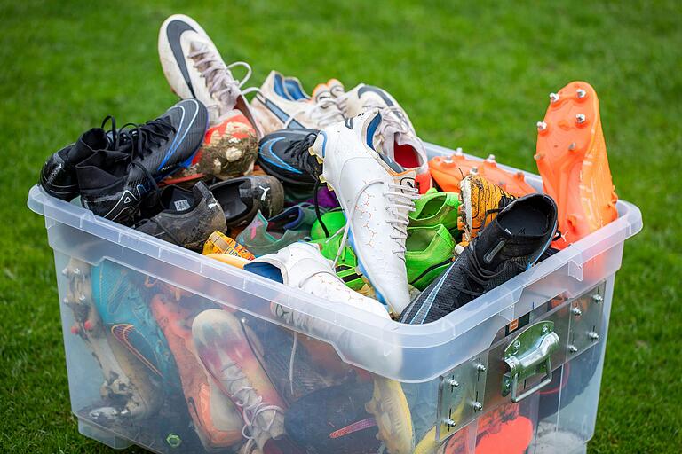 Das ist sie, die Box mit Fußballschuhen der Spieler des TSV Aubstadt.