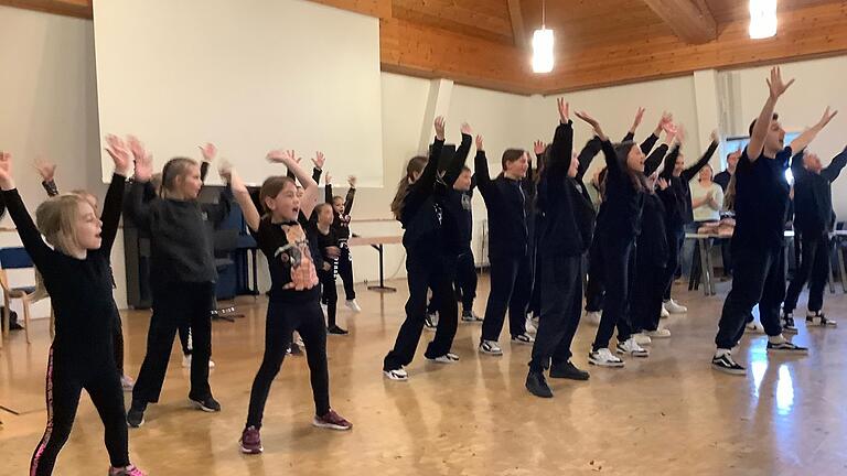Hip-Hop: Mit dem Kursleiter Florian Kleiner vom Tanzhaus Bad Neustadt tanzten die Kinder die einstudierte Choreografie rhythmisch zu coolen Songs. Dieses Angebot der Musikakademie ist an Minis ab 3, Kids ab 6 und Hiphop ab 9 Jahren gerichtet. - Hip-Hop: Mit dem Kursleiter Florian Kleiner vom Tanzhaus Bad Neustadt tanzten die Kinder die einstudierte Choreografie rhythmisch zu coolen Songs. Dieses Angebot der Musikakademie ist an Minis ab 3, Kids ab 6 und Hiphop ab 9 Jahren gerichtet. Hip-Hop: Mit dem Kursleiter Florian Kleiner vom Tanzhaus Bad Neustadt tanzten die Kinder die einstudierte Choreografie rhythmisch zu coolen Songs. Dieses Angebot der Musikakademie ist an Minis ab 3, Kids ab 6 und Hiphop ab 9 Jahren gerichtet. - Hip-Hop: Mit dem Kursleiter Florian Kleiner vom Tanzhaus Bad Neustadt tanzten die Kinder die einstudierte Choreografie rhythmisch zu coolen Songs. Dieses Angebot der Musikakademie ist an Minis ab 3, Kids ab 6 und Hiphop ab 9 Jahren gerichtet.