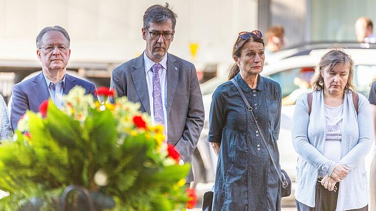 Stadtratsmitglieder gedenken drei Jahre nach der Messerattacke von Würzburg am Barbarossaplatz der Opfer (von links): Joachim Spatz (FDP), Oberbürgermeister Christian Schuchardt (CDU), Barbara Meyer (Die Linke), Silke Trost (Bündnis 90/Die Grünen). Stadtratsmitglieder gedenken drei Jahre nach der Messerattacke von Würzburg am Barbarossaplatz der Opfer (von links): Joachim Spatz (FDP), Oberbürgermeister Christian Schuchardt (CDU), Barbara Meyer (Die Linke), Silke Trost (Bündnis 90/Die Grünen). 