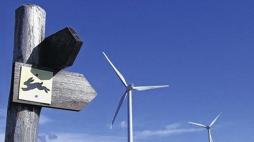 Die Windräder am Bretzenstein bei Ebern. Die Windräder am Bretzenstein bei Ebern.