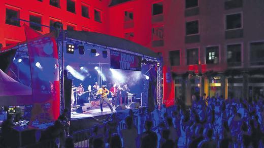 Pochendes Herz des Honky-Tonks: Vor der Hauptbühne im Rathaushof blieben beim Auftritt von „Jam Delay“ aber noch einige manche Plätze frei. Pochendes Herz des Honky-Tonks: Vor der Hauptbühne im Rathaushof blieben beim Auftritt von „Jam Delay“ aber noch einige manche Plätze frei.