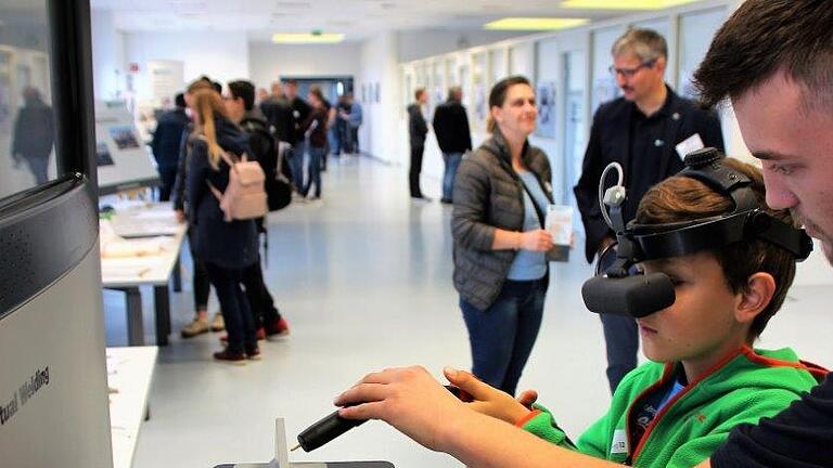 Noch etwas früh für eine Lehrstelle bei Kinkele probiert dieser Junge schon einmal am Schweiß-Simulator sein Geschick aus. Noch etwas früh für eine Lehrstelle bei Kinkele probiert dieser Junge schon einmal am Schweiß-Simulator sein Geschick aus. 