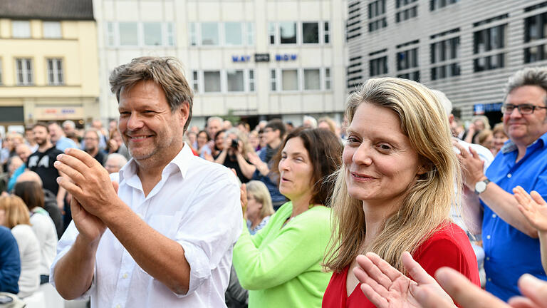 Der Grünen Vorsitzende Robert Habeck macht in Würzburg auf dem Unteren Markt Wahlkampf für die Europawahl. Bei der Kundgebung treten auch die regionalen Vertreter der Grünen auf.