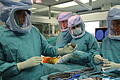 Chefarzt Dr. Matthias Blanke (links) bei einer Hüftgelenk-OP in der Geomed-Klinik. Das Teil in seiner Hand ersetzt den Gelenkkopf. &nbsp;