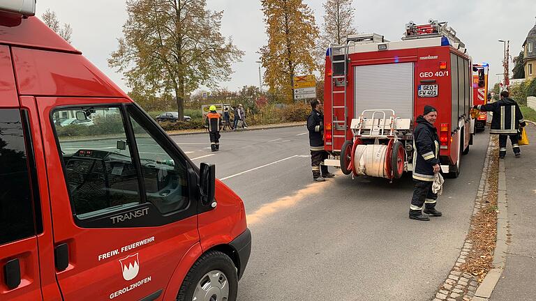 Bis in die Frankenwinheimer Straße in Gerolzhofen (im Bild kurz vor dem Bahnübergang) zog sich die Ölspur hin, die in Dingolshausen ihren Anfang genommen hatte. Bis in die Frankenwinheimer Straße in Gerolzhofen (im Bild kurz vor dem Bahnübergang) zog sich die Ölspur hin, die in Dingolshausen ihren Anfang genommen hatte.
