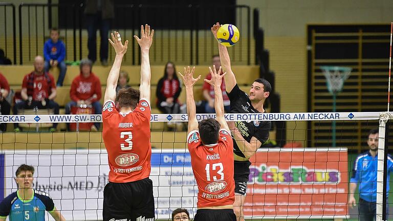 Ihre guten Phasen hatten ja die Hammelburger Volleyballer um Branko Damjanovic (am Ball). Aber in Summe war es mal wieder zu wenig, um starke Rottenburger in deren Halle in die Knie zu zwingen. - Ihre guten Phasen hatten ja die Hammelburger Volleyballer um Branko Damjanovic (am Ball). Aber in Summe war es mal wieder zu wenig, um starke Rottenburger in deren Halle in die Knie zu zwingen. Ihre guten Phasen hatten ja die Hammelburger Volleyballer um Branko Damjanovic (am Ball). Aber in Summe war es mal wieder zu wenig, um starke Rottenburger in deren Halle in die Knie zu zwingen. - Ihre guten Phasen hatten ja die Hammelburger Volleyballer um Branko Damjanovic (am Ball). Aber in Summe war es mal wieder zu wenig, um starke Rottenburger in deren Halle in die Knie zu zwingen.