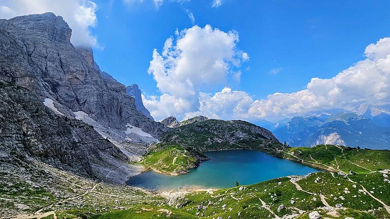 Der Lago Coldai liegt wie auf einem Balkon hoch über Alleghe - dahinter ragt die Civetta auf. Der Lago Coldai liegt wie auf einem Balkon hoch über Alleghe - dahinter ragt die Civetta auf.