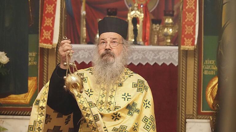 Weihrauch ist besonders wichtig in der Orthodoxie: Presbyteros Martinos lässt ihn zum allmächtigen 'Pantokrator' aufsteigen.