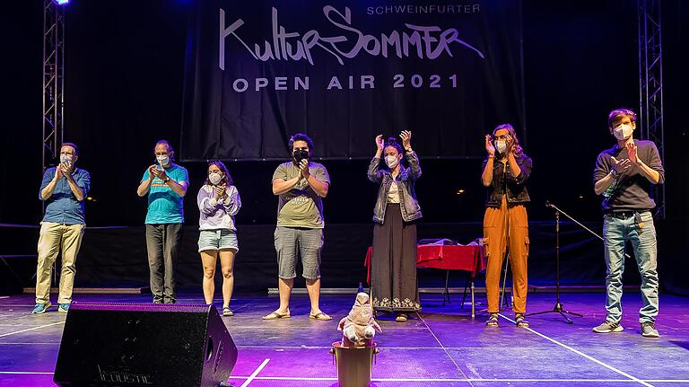 Alle Teilnehmer auf der die Bühne des Schweinfurter Kultursommers: (von links) Oliver Walter (Sieger), Bert Uschner, Lucia Leonhardt, Thomas Eiwen, Enora Le Corre, Theresa Conrady, Yannik Ambrusits. Alle Teilnehmer auf der die Bühne des Schweinfurter Kultursommers: (von links) Oliver Walter (Sieger), Bert Uschner, Lucia Leonhardt, Thomas Eiwen, Enora Le Corre, Theresa Conrady, Yannik Ambrusits.